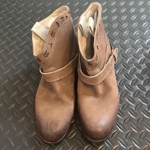 Ugh ankle boot NWOT